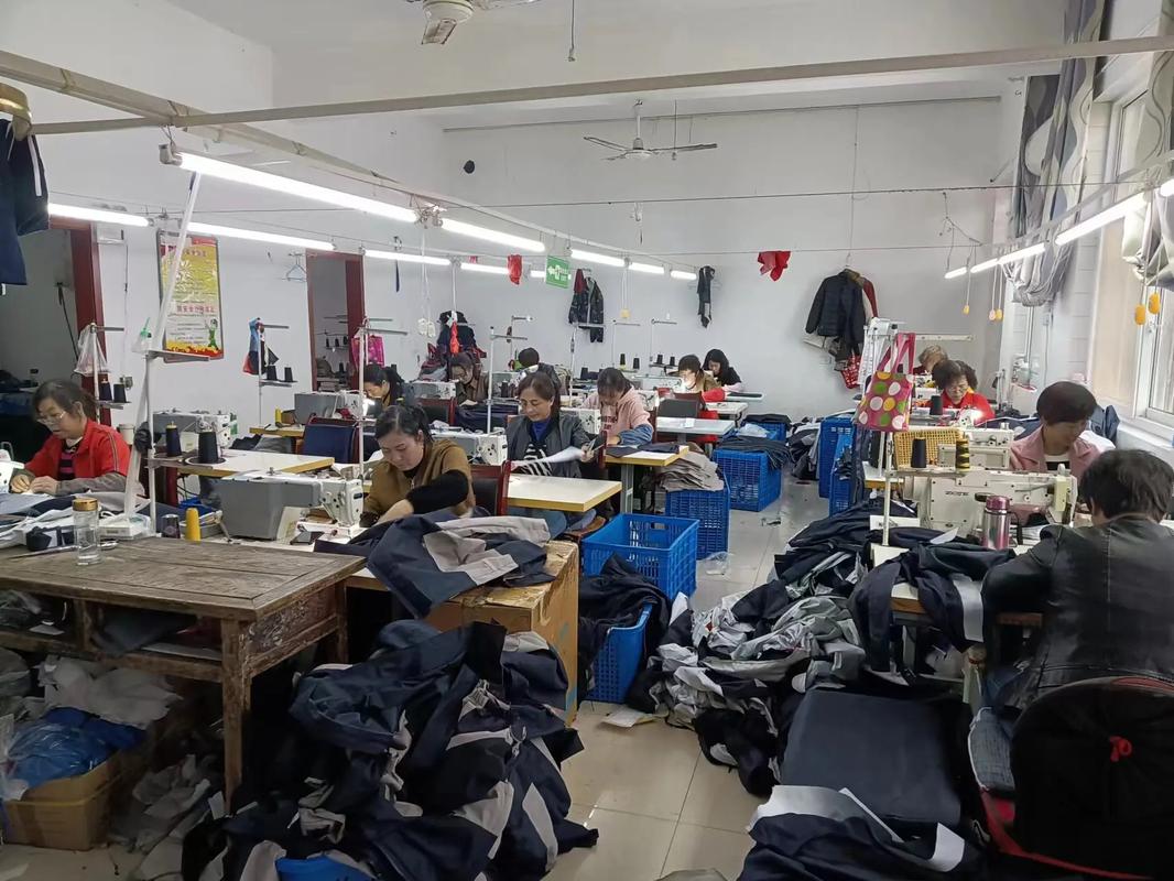縫紉機(jī)聲里的奮斗詩篇 服裝生產(chǎn)車間忙碌的一天